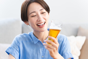 ビールを飲む若い女性　ライフスタイルイメージ