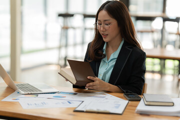 Obraz premium Asian business woman Give advice to customers via online. 