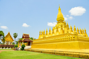 Naklejka premium ラオスの首都ヴィエンチャンにあるタート・ルアンのとても美しい風景The beautiful scenery of That Luang in Vientiane, the capital of Laos