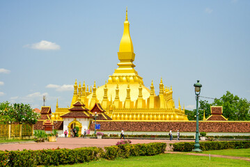 Naklejka premium ラオスの首都ヴィエンチャンにあるタート・ルアンのとても美しい風景The beautiful scenery of That Luang in Vientiane, the capital of Laos
