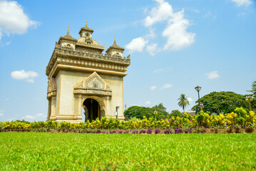 Obraz premium ラオスの首都ヴィエンチャンにあるパトゥーサイの美しい風景Beautiful scenery of Patuxai in Vientiane, the capital of Laos