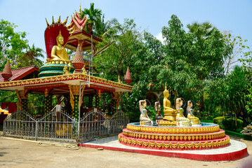 Fototapeta premium ラオスの首都ヴィエンチャンにある巨大寝釈迦像が有名なワットタートカオのとても美しい風景The beautiful scenery of Wat That Khao, famous for the giant reclining Buddha statue in Vientiane, the capital of Laos