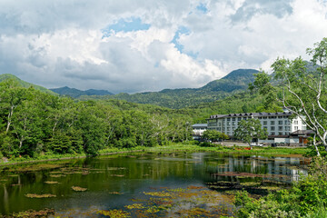 Fototapeta premium 湖に映る志賀高原のホテル