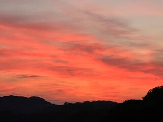 日本の朝焼けの空、山の上に広がる朝焼け、赤く染まる朝の空、日本の早朝の空