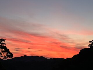 日本の朝焼けの空、山の上に広がる朝焼け、赤く染まる朝の空、日本の早朝の空