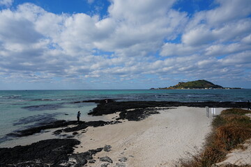 clear shoaling beach and fine clouds