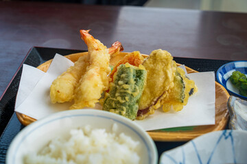 美味しそうな天ぷらの盛り合わせ