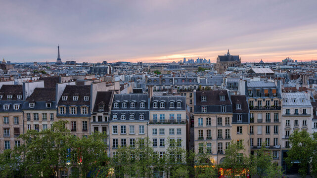France, Ile-de-France, Paris, Row houses at dusk