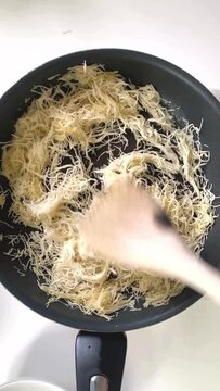 Kadayif in einer Pfanne r&ouml;sten
