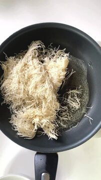 Kadayif in einer Pfanne mit Butter r&ouml;sten