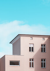 Minimalistyczny różowy budynek