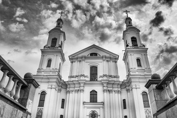 Obraz premium Vitebsk,Belarus - JUNE 19, 2024: Holy Assumption Cathedral of the Assumption on the hill and the Holy Spirit convent and Western Dvina River. Vitebsk, Belarus