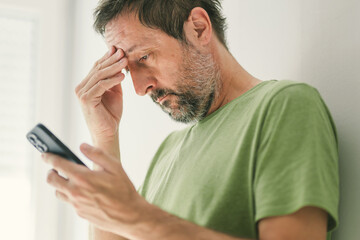 Man received worrying text message or e-mail on smartphone