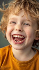 Gl&uuml;ckliches Kind, konzentriert auf Gesichtsausdruck, lachend, Nahaufnahme