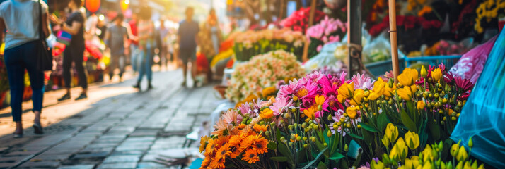 Obraz premium Vibrant Flower Market at Sunset Colorful Blooms and Busy Street Scene