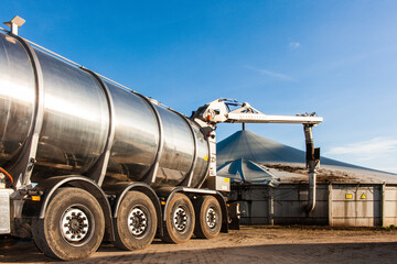 Ein Trailer an einer Biogasanlage in Dänemark