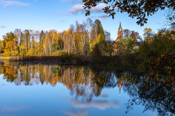 Piękny krajobraz jesienny z odbiciem w wodzie