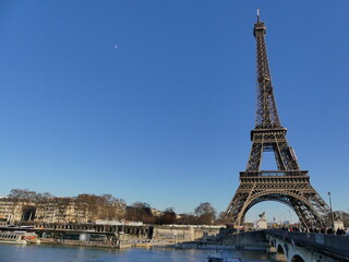 Obraz premium La Tour Eiffel par un ciel bleu