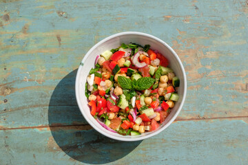 Schüssel Kichererbsensalat mit Tomate, Gurke und Minze