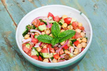Schüssel Kichererbsensalat mit Tomate, Gurke und Minze