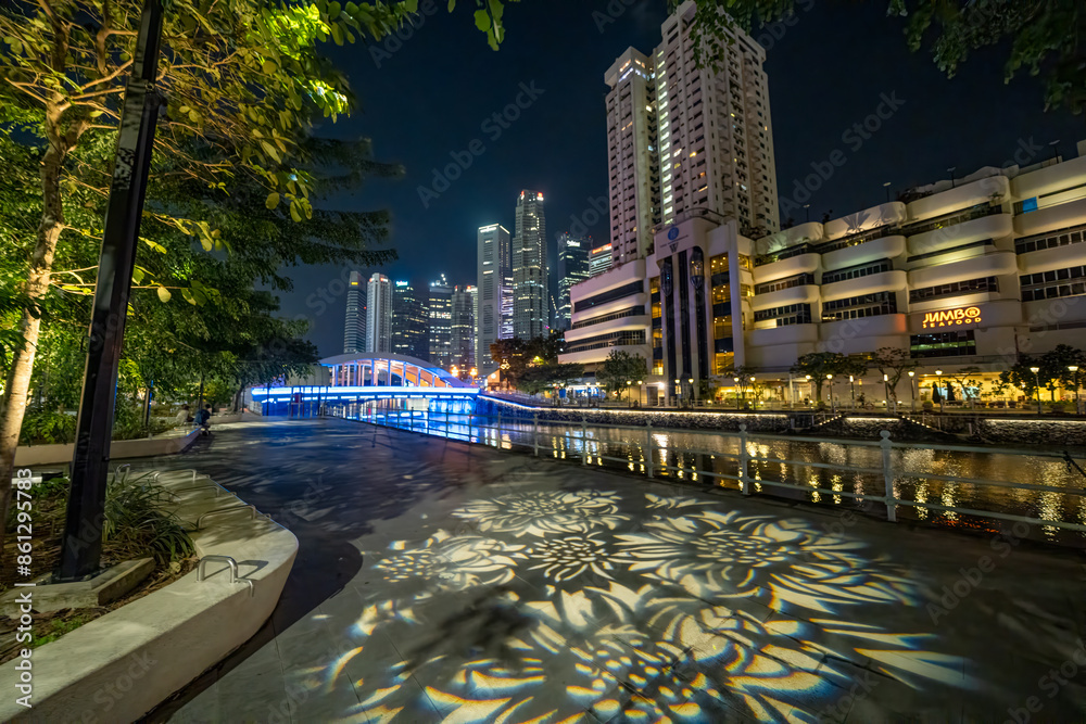 Wall mural Singapore - September 13, 2023: River walk and buildings at night