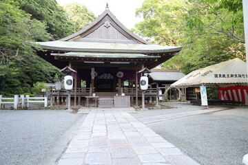 Fototapeta premium A Japanese shrine in Kamakura City in Kanagawa Prefecture : a scene of the precincts of Kamakura-guu Shrine 