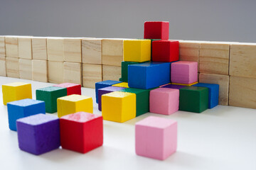 Obraz premium Allyship and teamwork concept. Colored cubes overcome the obstacle.