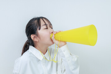 	メガホンで叫ぶ女の子｜クローズアップ