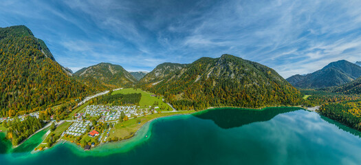 Ausblick auf den herrlich in den Tiroler Alpen gelegenen Plansee im Naturpark Reutte