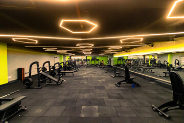 Academia de musculação com espelho