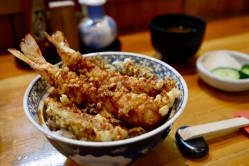 海老が贅沢にのった天丼