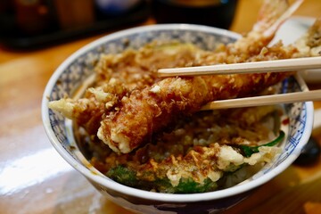 海老が贅沢にのった天丼