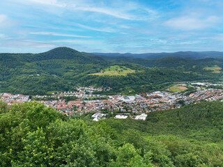 Obraz premium Blick auf Annweiler von der Burg Trifels