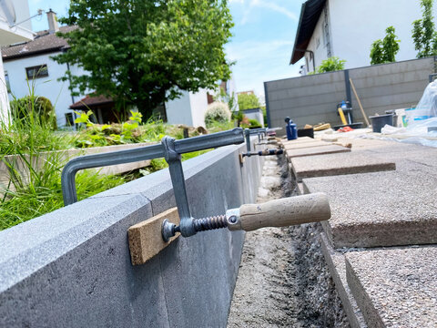 Rabattstein, Randsteine an einem Gehweg im Garten verlegen