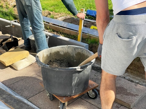 Rabattstein, Randsteine an einem Gehweg im Garten verlegen