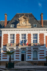 Obraz premium Façade de l'hôtel de ville de Saulx-les-Chartreux, France, commune française située dans le département de l'Essonne, en région Ile-de-France