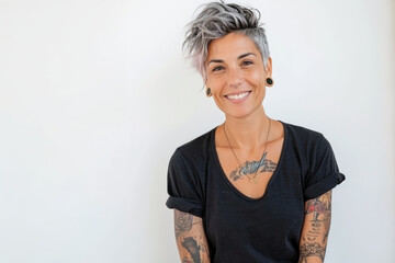 jeune femme souriante avec des tatouages sur les bras et cheveux colorés sur fond blanc
