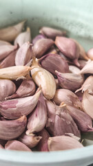garlic in a bowl on the tableware