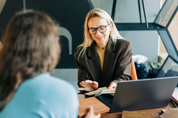 A female consultant advises a client on the choice of color for renovation.