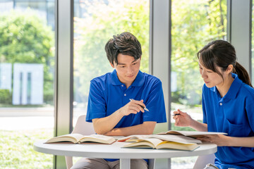 勉強をする男女の介護士