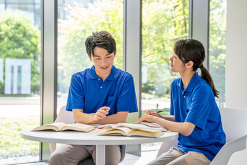 勉強をする男女の介護士