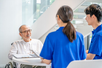 Obraz premium カウンセリングする介護スタッフとシニア男性