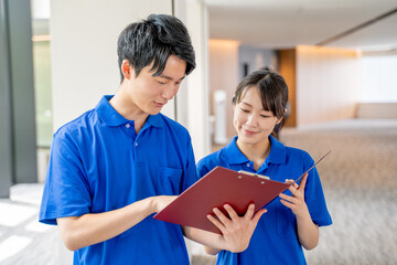 打合せをする介護スタッフ