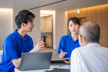 Obraz premium カウンセリングする介護スタッフとシニア男性