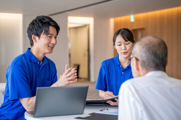 カウンセリングする介護スタッフとシニア男性