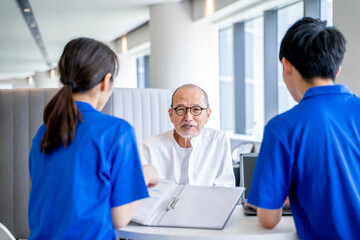 カウンセリングする介護スタッフとシニア男性