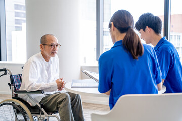 Obraz premium カウンセリングする介護スタッフとシニア男性