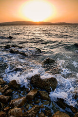 Obraz premium Golden sunset over a sleepy sea