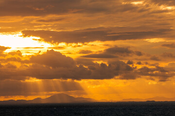 panoramic background of high mountain scenery, overlooking the atmosphere of the sea, trees and wind blowing in a cool blur, spontaneous beauty