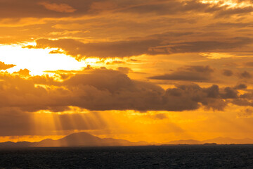 panoramic background of high mountain scenery, overlooking the atmosphere of the sea, trees and wind blowing in a cool blur, spontaneous beauty